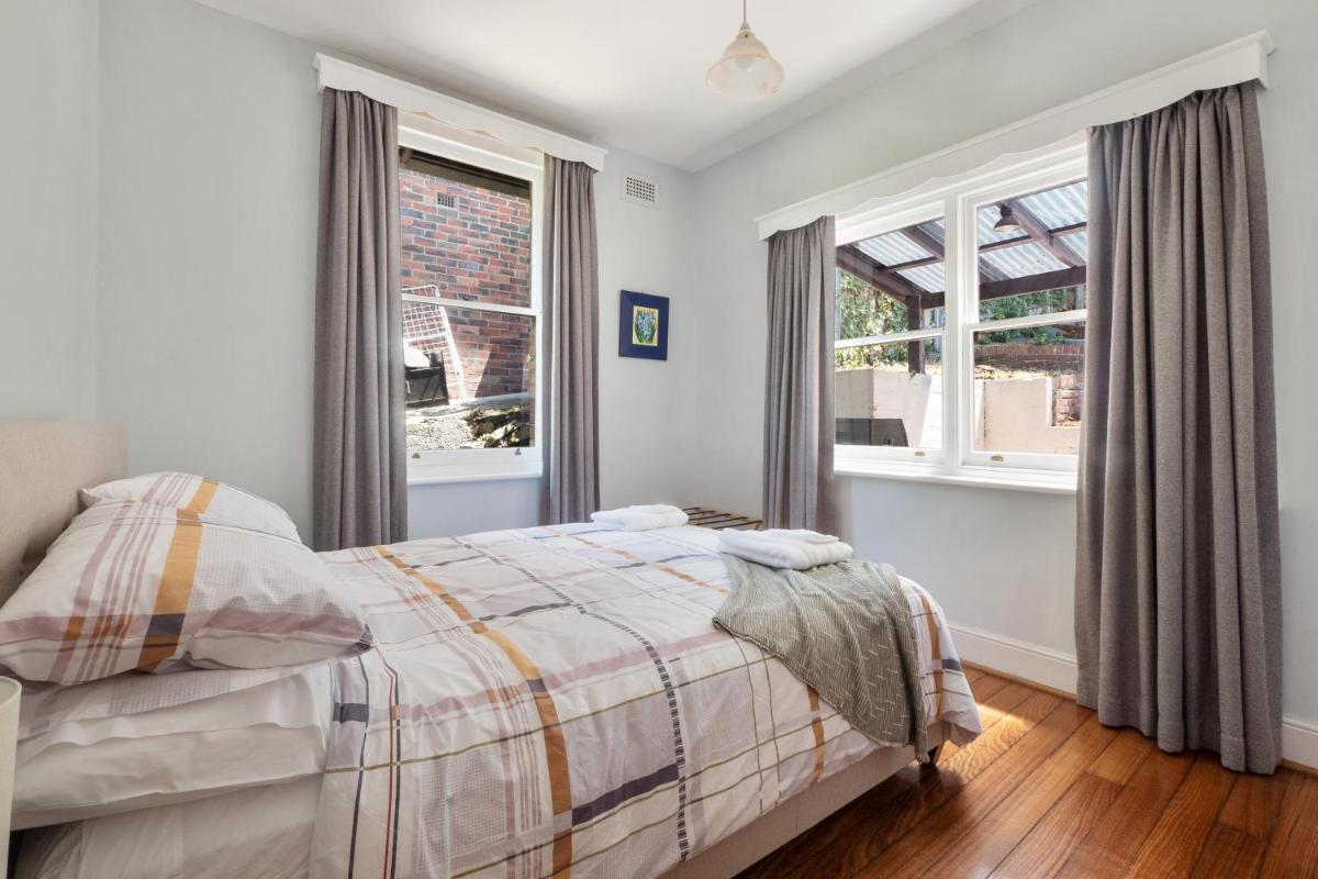 Warwick St Retreat! 3 Bedroom House With Parking - Housity