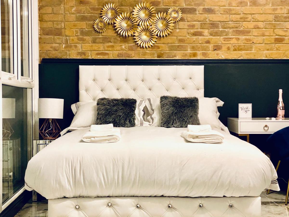 Duke and Duchess Apartments and Rooms - Private in Room Hot Tub Suites - Housity