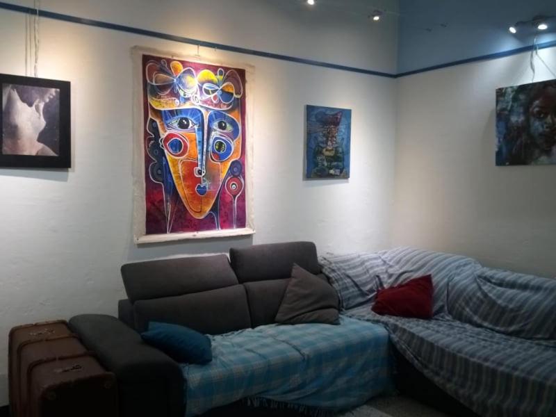 Suitetrails - Ampia stanza con bagno privato, centro Sassari