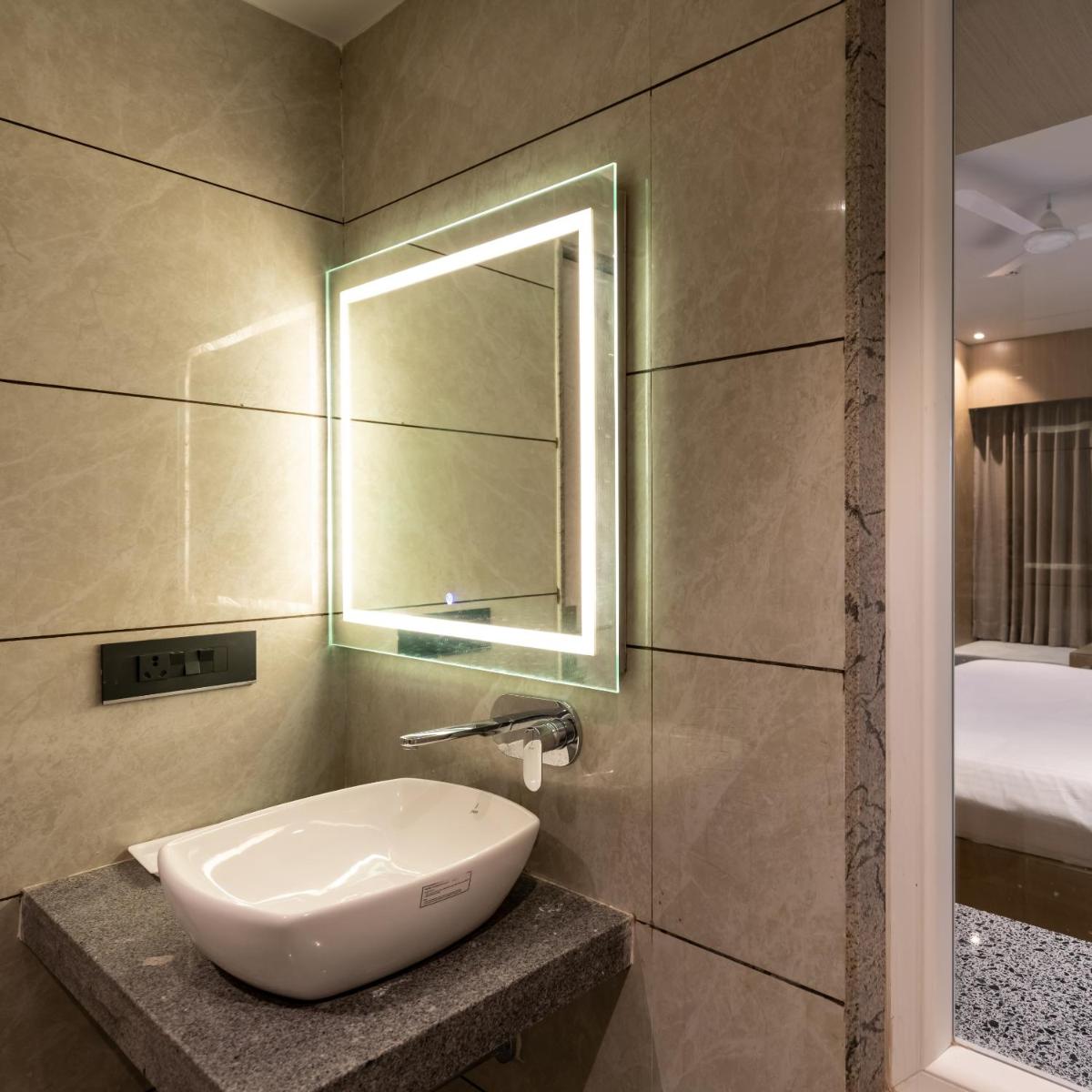 Hotel Regal Grand - Housity