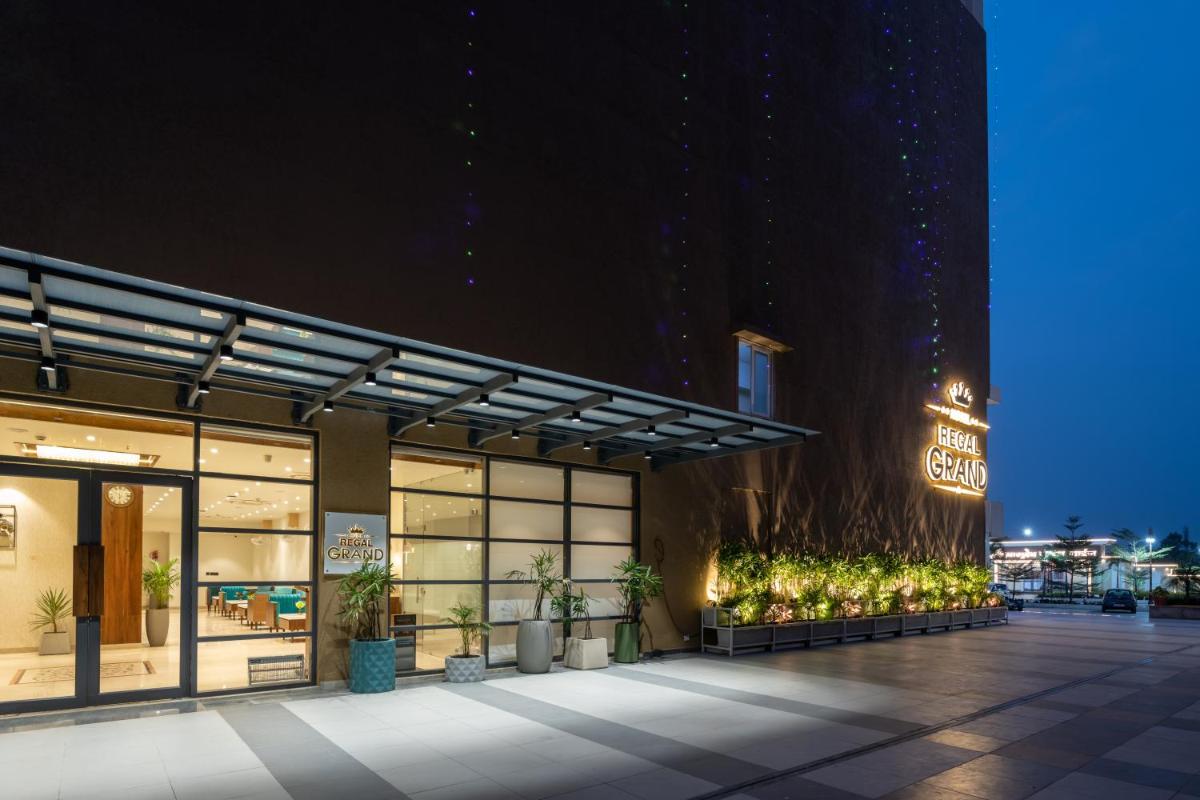 Hotel Regal Grand - Housity