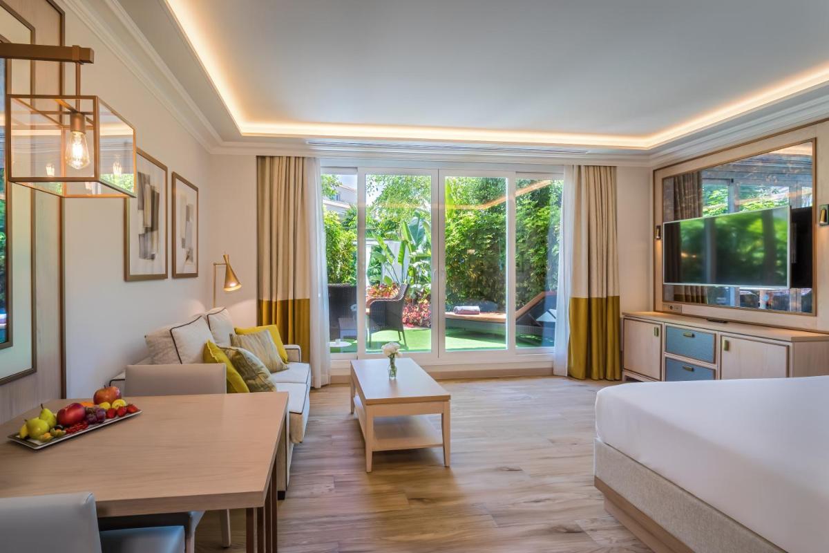 Una sala de estar con un sofá y un televisor. en Barceló la Nucía Hills, en La Nucía