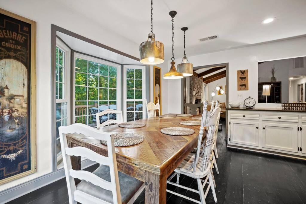 Mountain Creek Getaway 6BR farmhouse retreat 4000sf near downtown,10 beds - Housity