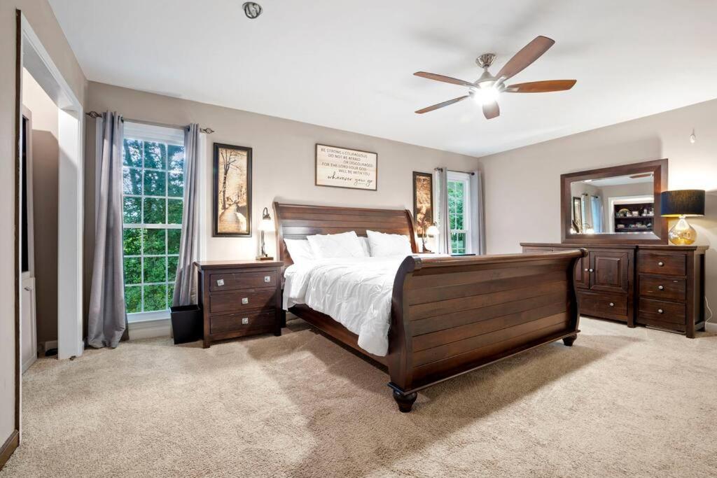 Mountain Creek Getaway 6BR farmhouse retreat 4000sf near downtown,10 beds - Housity