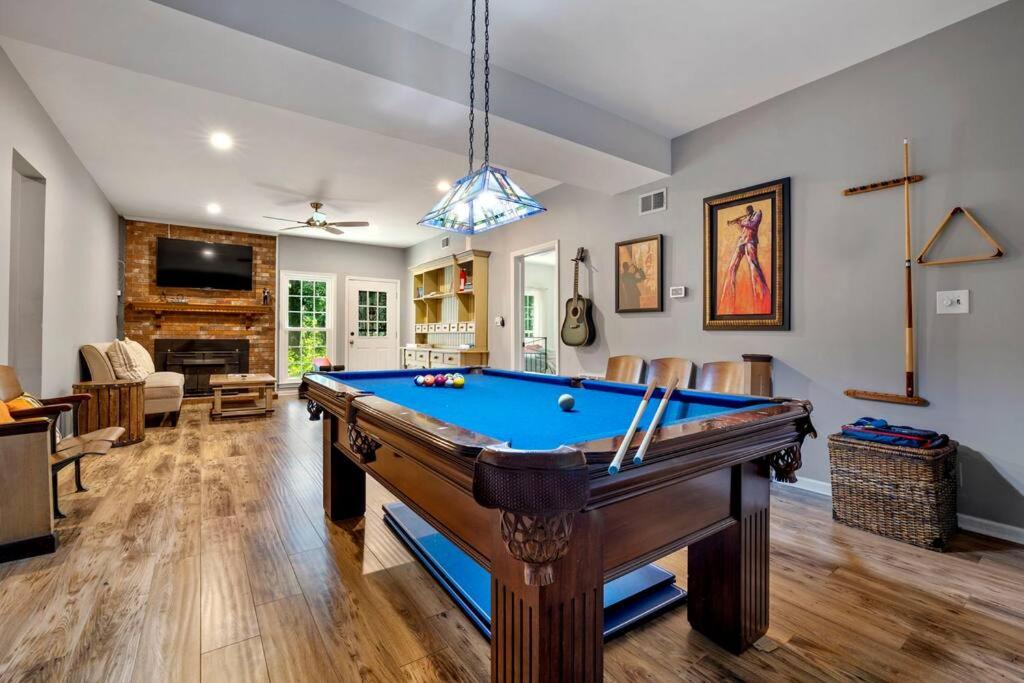 Mountain Creek Getaway 6BR farmhouse retreat 4000sf near downtown,10 beds - Housity