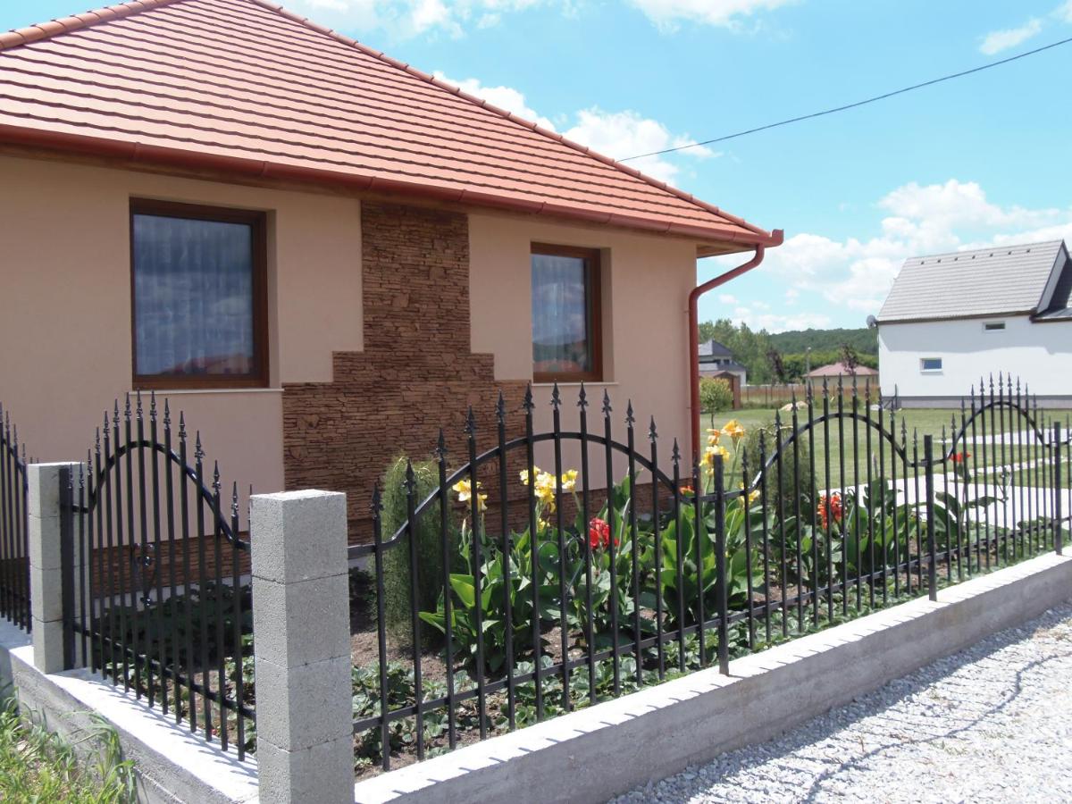 NATURA Vendégházak - Housity