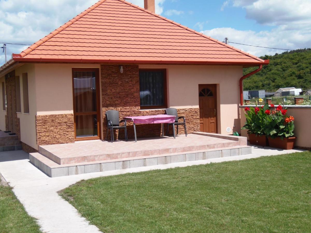 NATURA Vendégházak - Housity