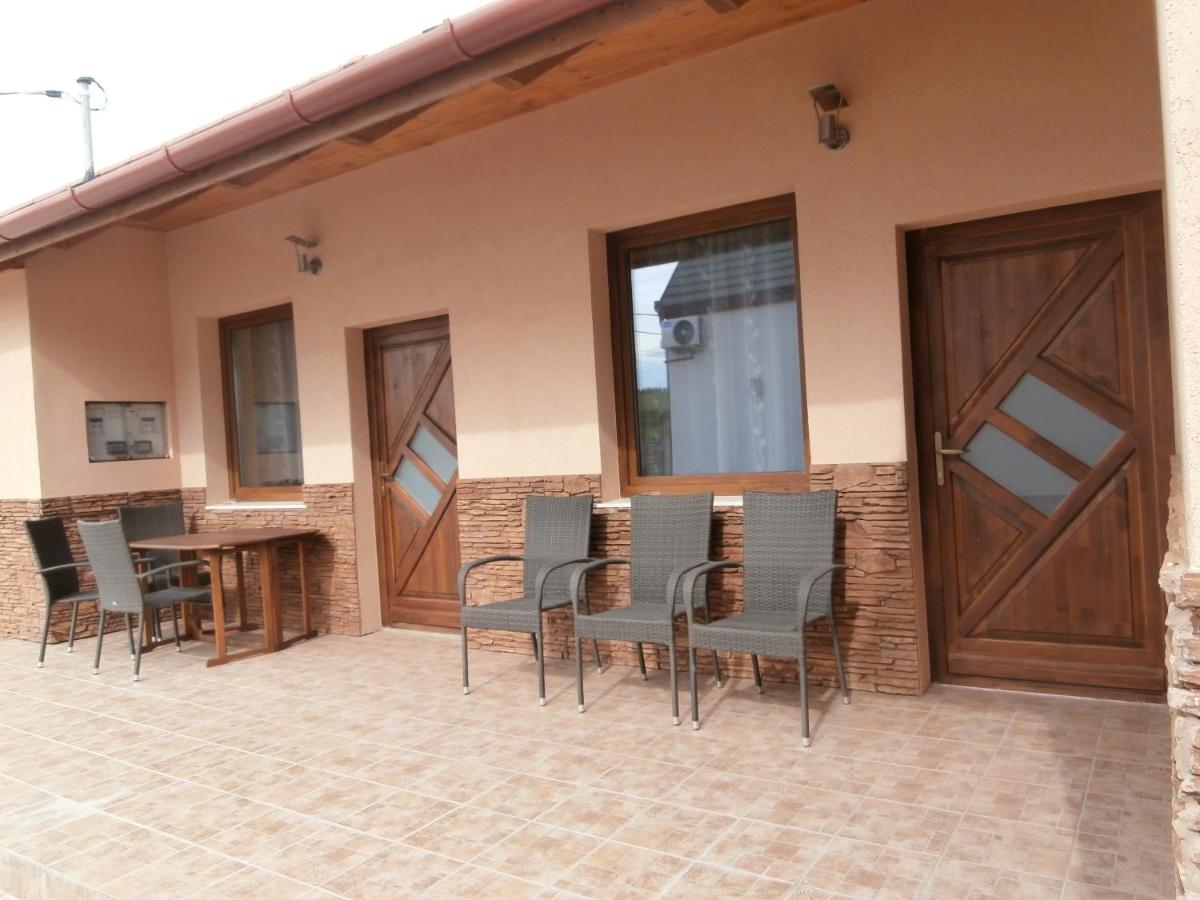 NATURA Vendégházak - Housity