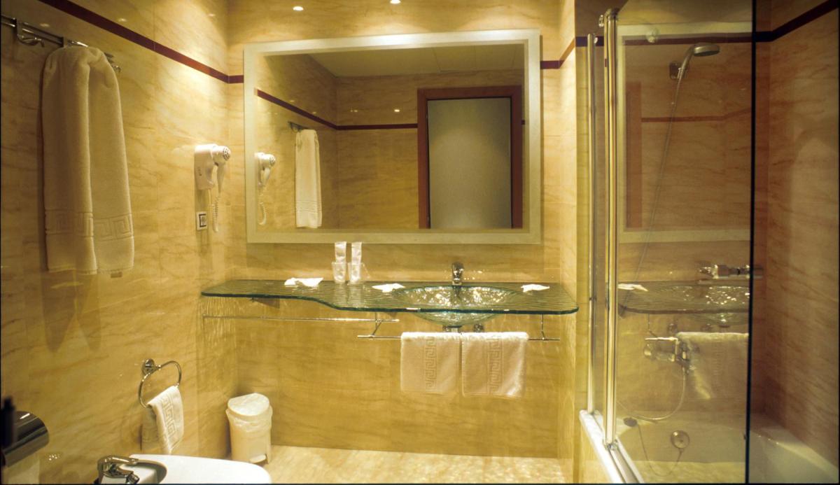 un baño con lavabo y ducha en Hotel Blaucel, en Blanes