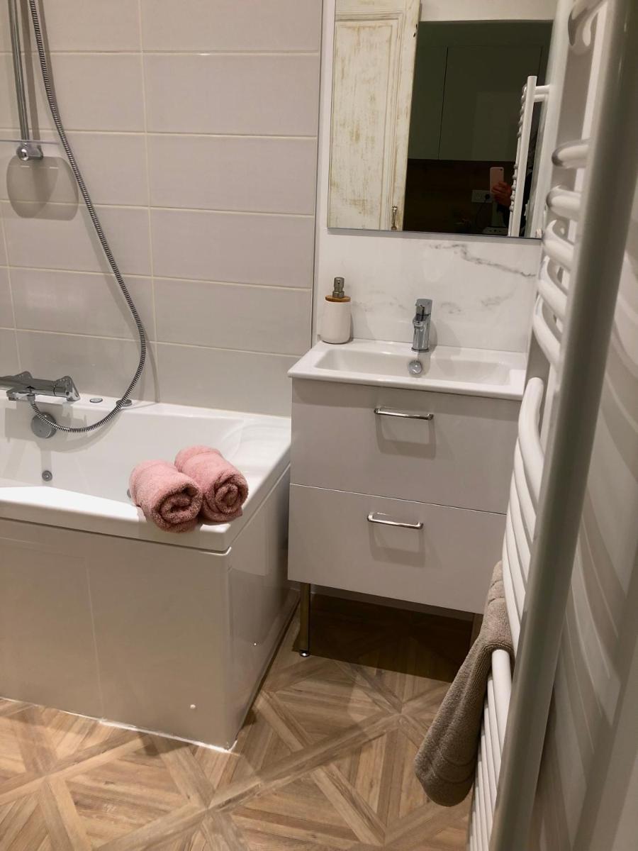 Cocoon Room (Balnéo) prox. Golf/ Bourgoin/Aéroport - Housity