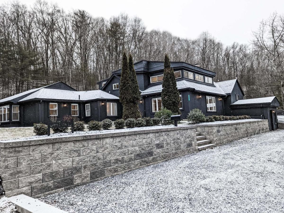 Hideaway Lodge - Glen Lake, Lake George - Housity