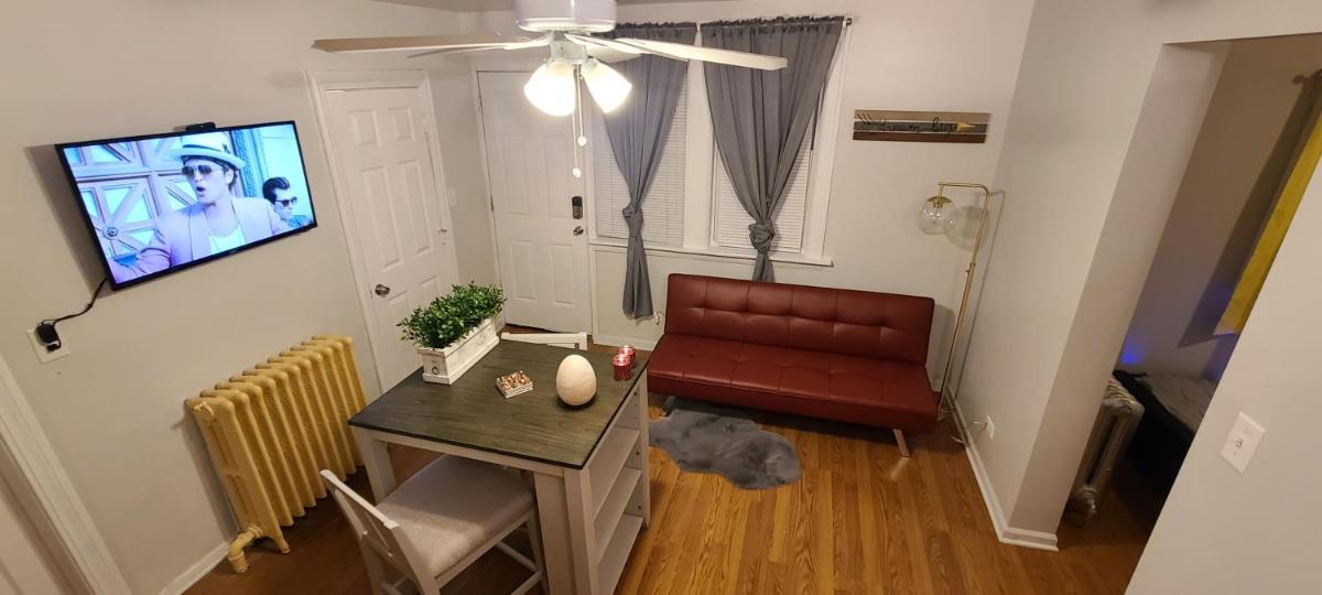 Cozy 1 bedroom, 1 min from Irving Park Blue line, free parking - Housity