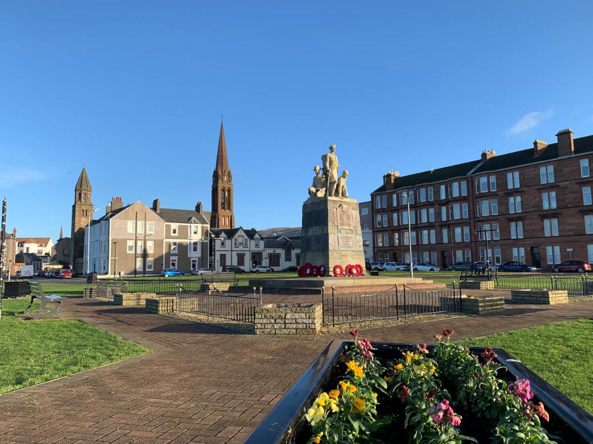 Seaview one bedroom apartment in centre of Largs - Housity