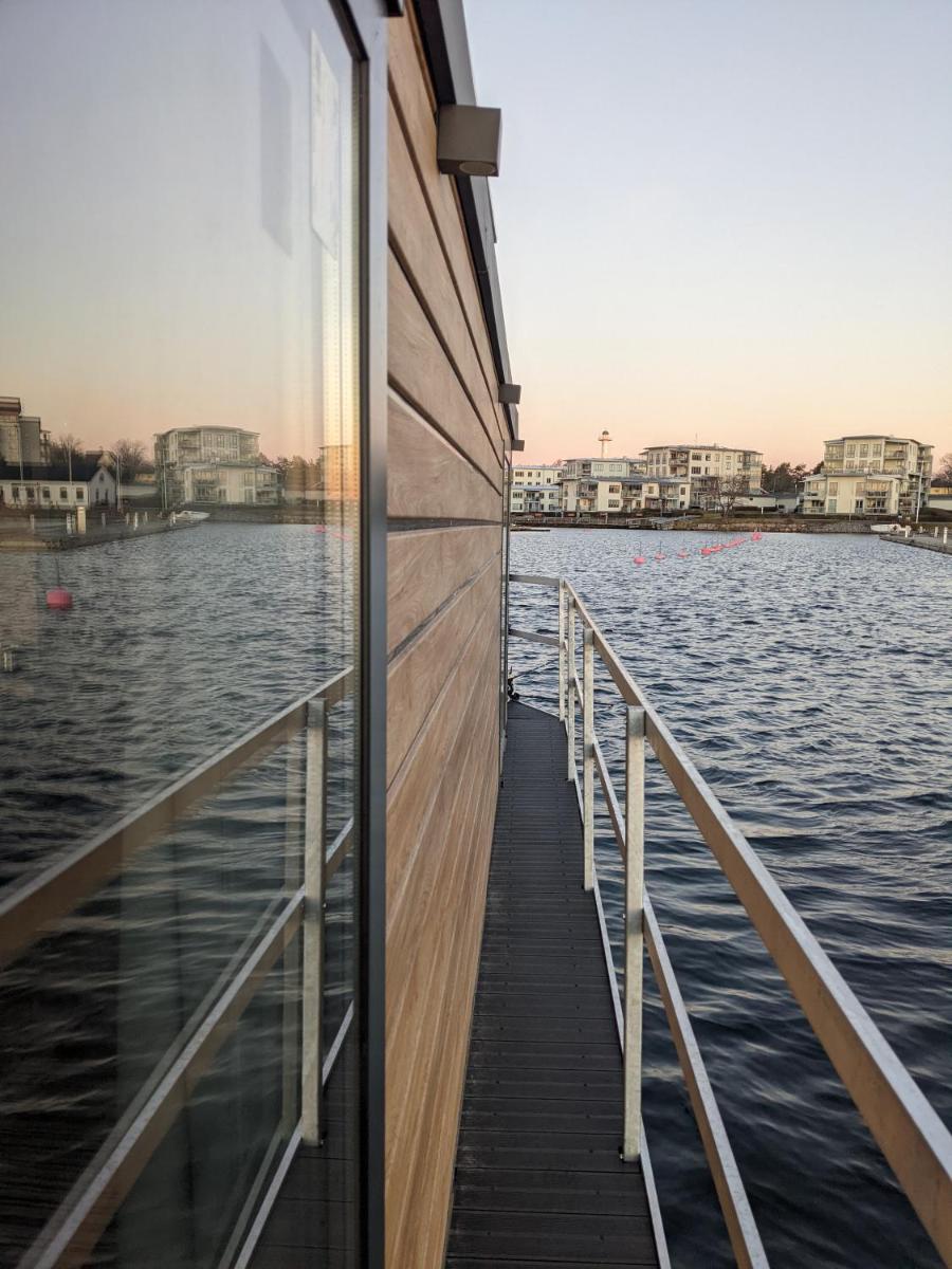 Schwimmendes Haus Nico auf dem Wasser inkl Boot in Västervik - Housity