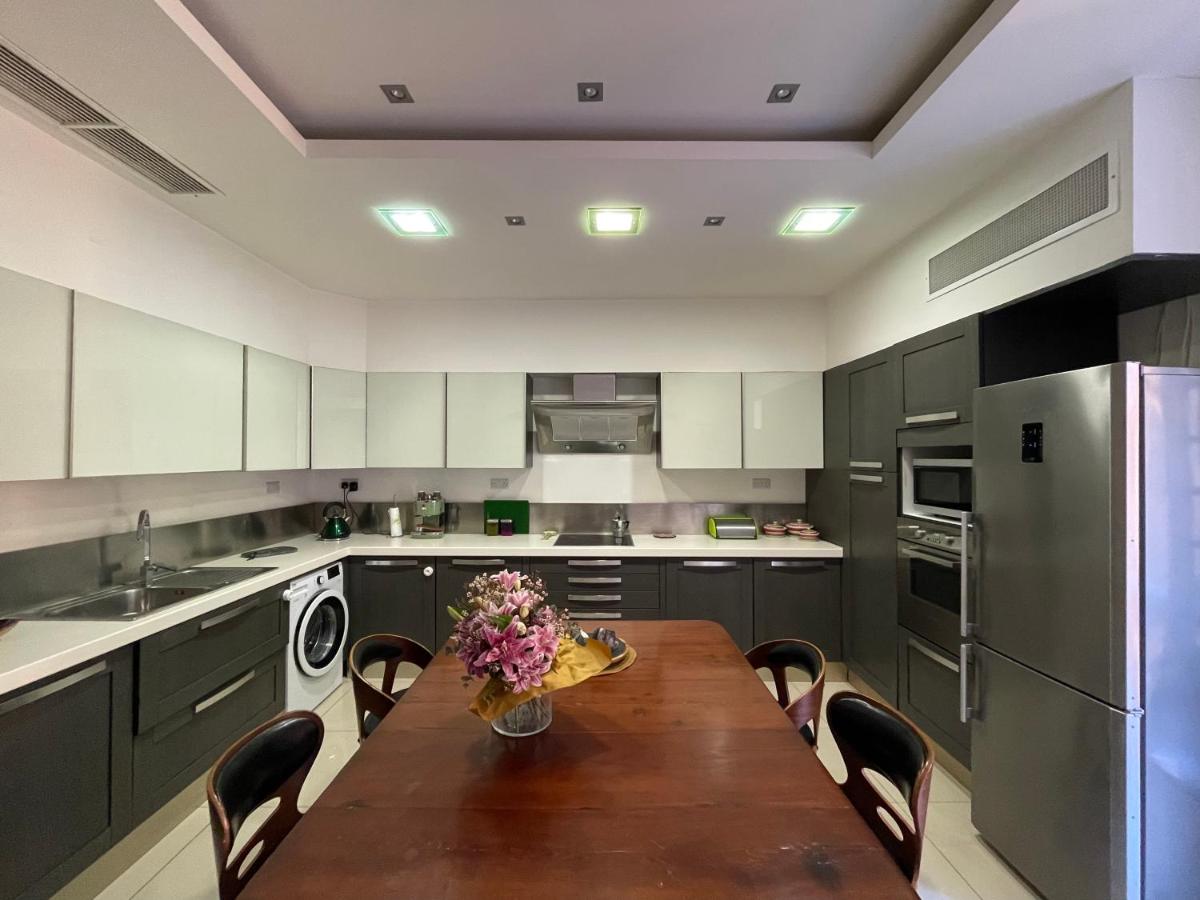 Valletta Collection - Merchant Str Apartment with large yard - Housity