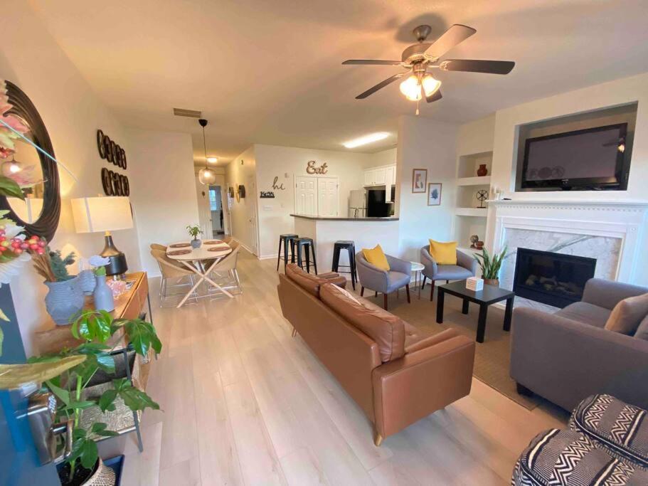 Travel Nurses Retreat, Family Home,Sleeps 8,Airport 10min,Shopping 5min, Six Flags 20min - Housity