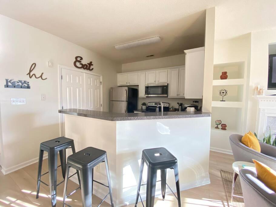 Travel Nurses Retreat, Family Home,Sleeps 8,Airport 10min,Shopping 5min, Six Flags 20min - Housity