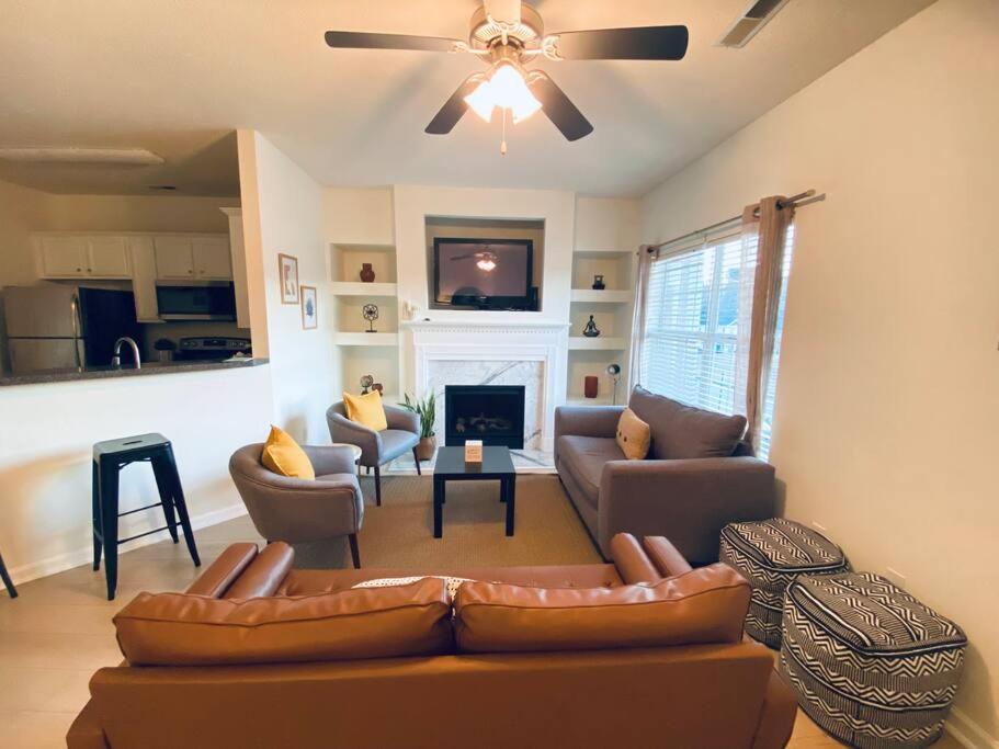 Travel Nurses Retreat, Family Home,Sleeps 8,Airport 10min,Shopping 5min, Six Flags 20min - Housity