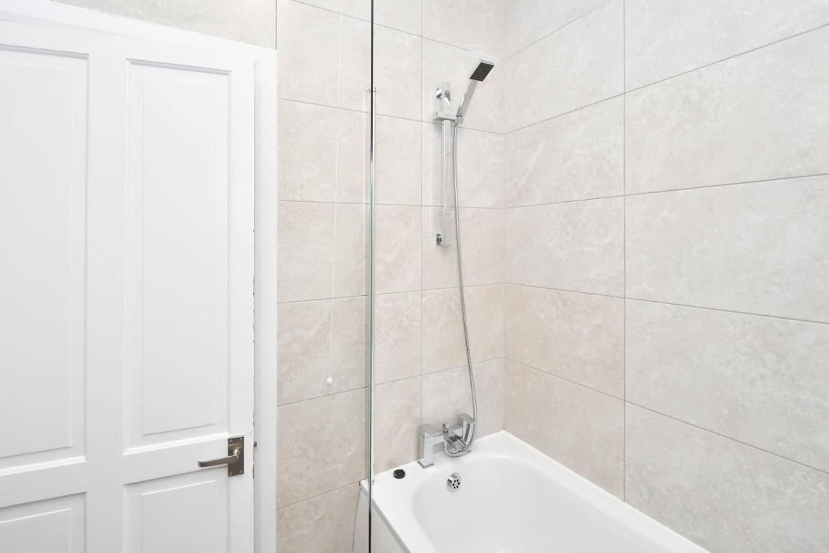 Elm House by YourStays - 3 Bedroom Home in Crewe - Housity