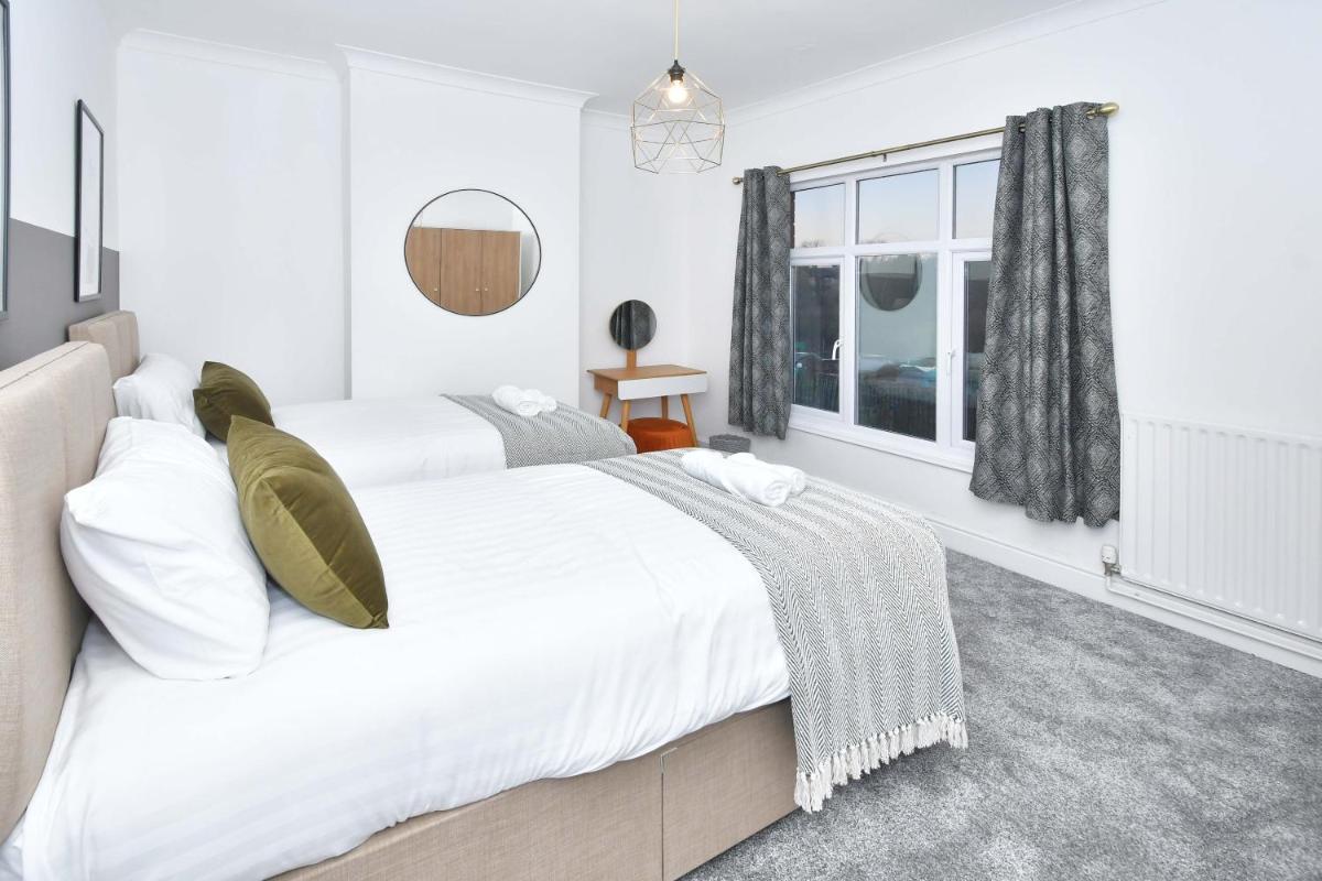 Elm House by YourStays - 3 Bedroom Home in Crewe - Housity