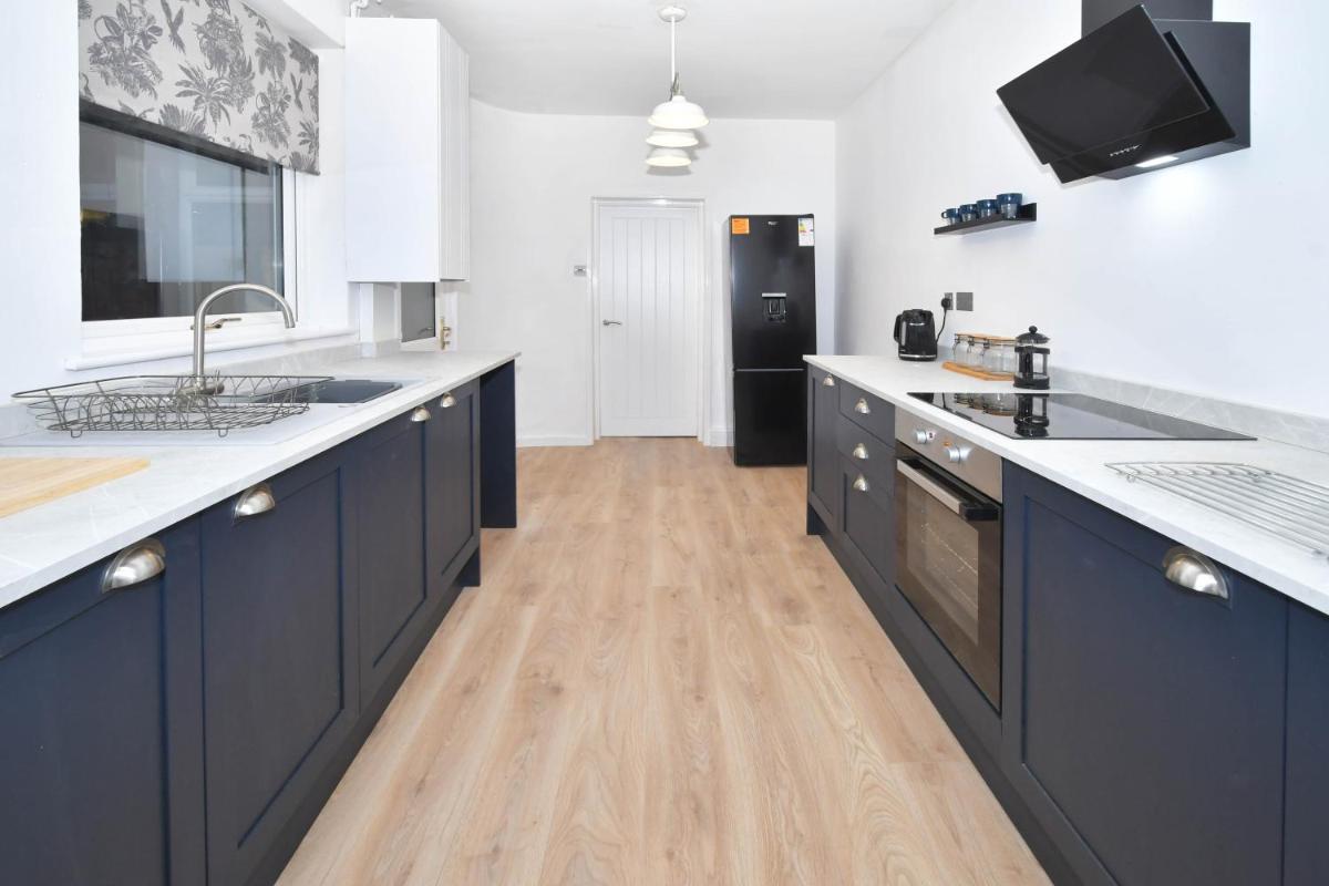 Elm House by YourStays - 3 Bedroom Home in Crewe - Housity