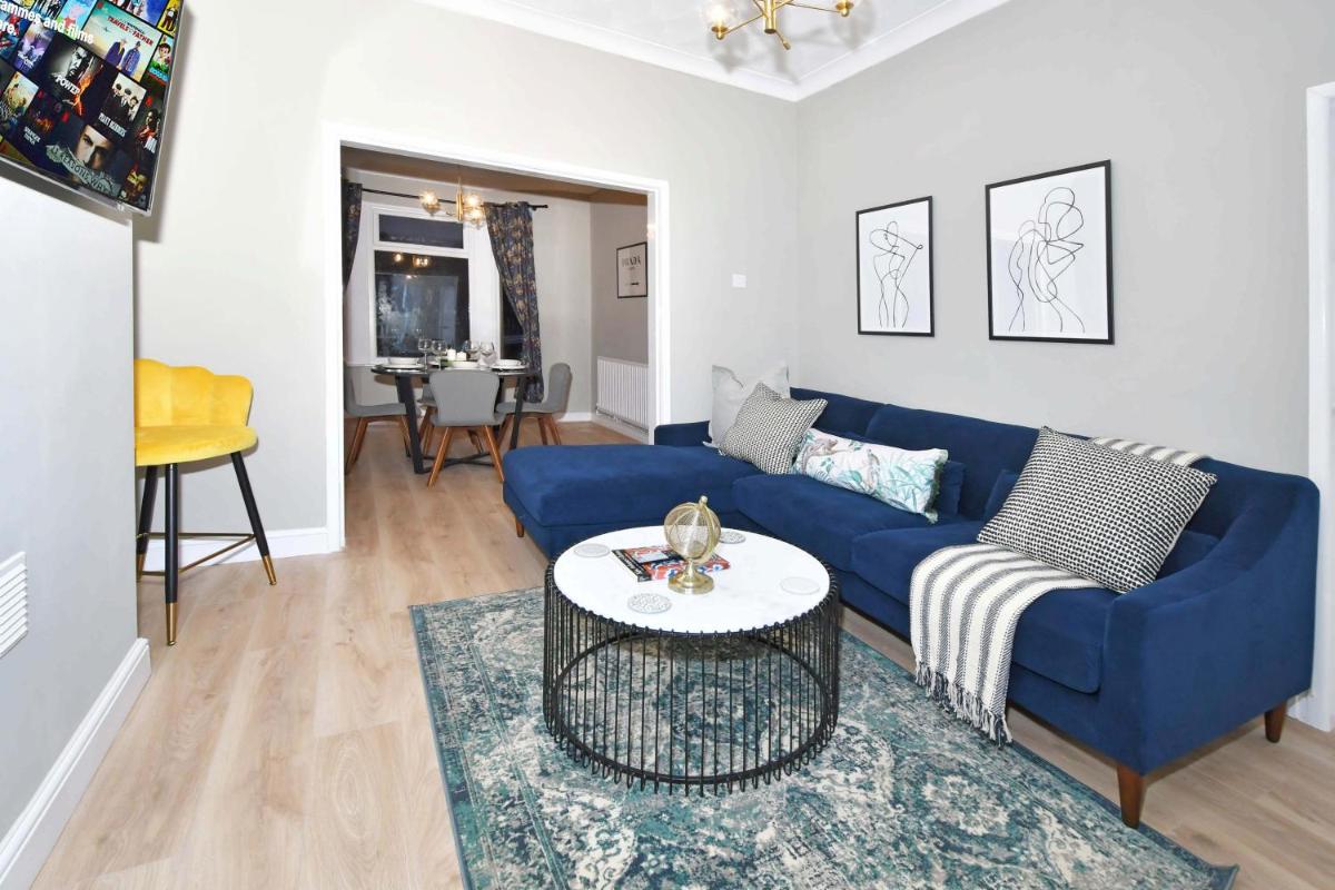 Elm House by YourStays - 3 Bedroom Home in Crewe - Housity