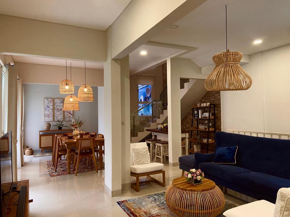 Luxury and Spacious Villa in Sentul - Housity