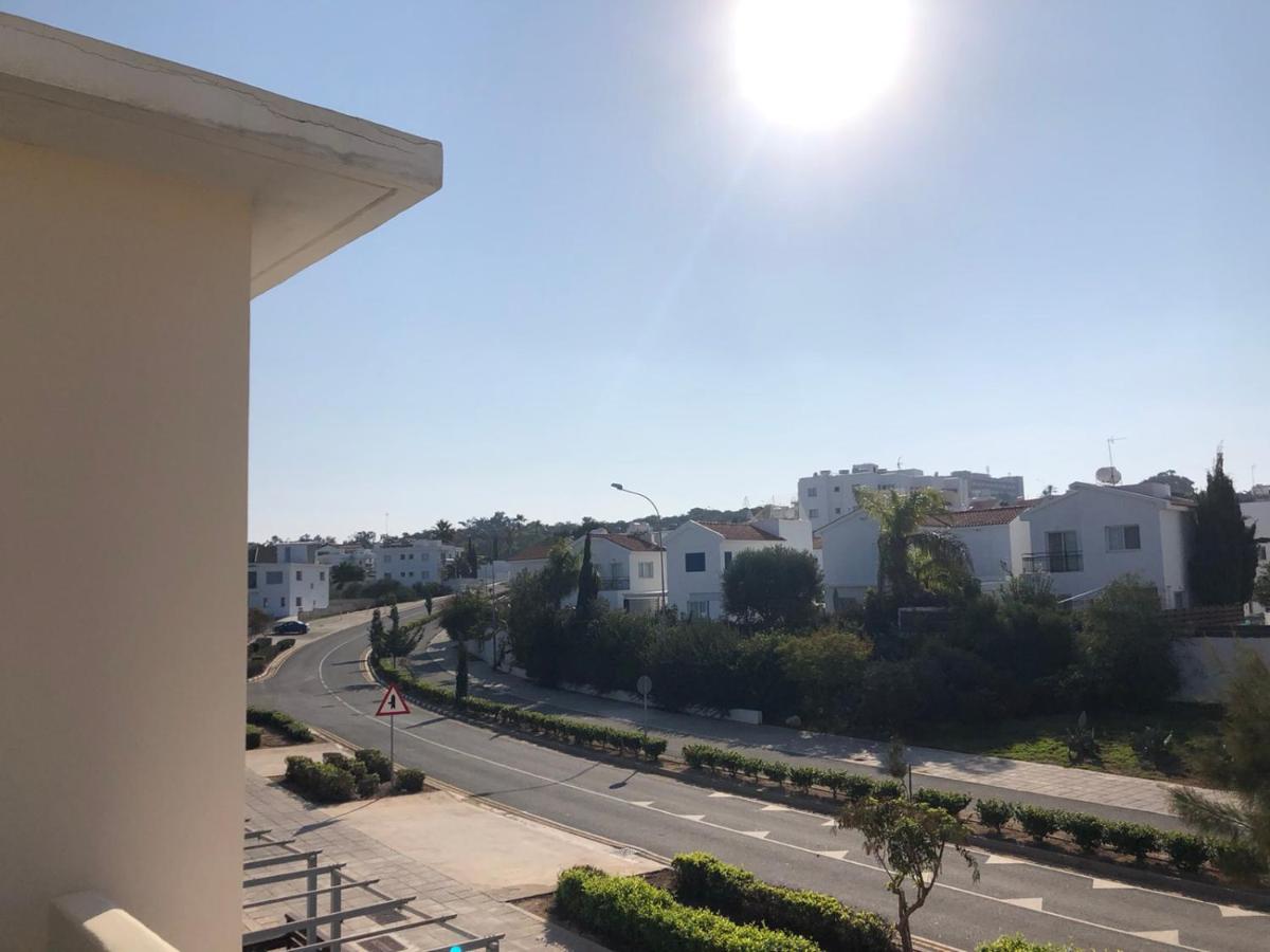 Sunny holiday by konnos - Housity