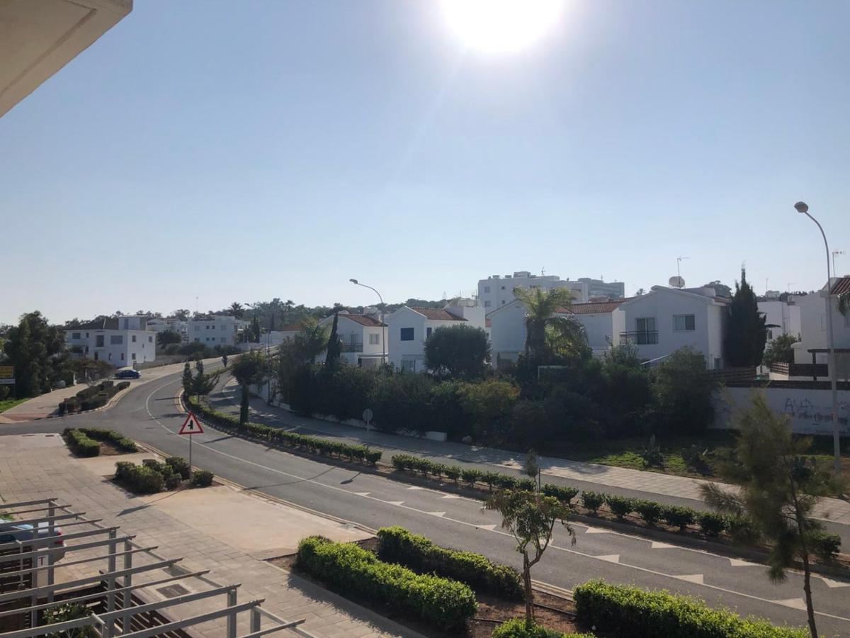 Sunny holiday by konnos - Housity
