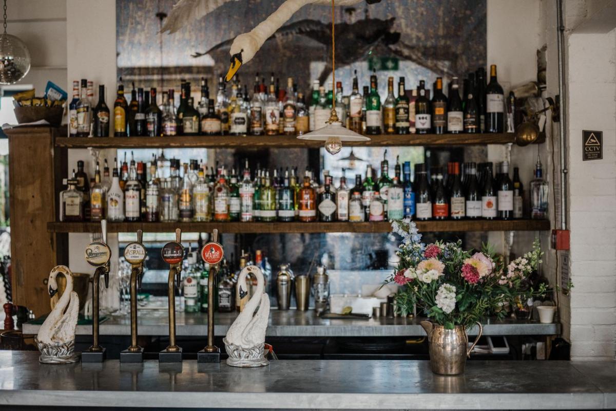 The Crooked Swan - Housity