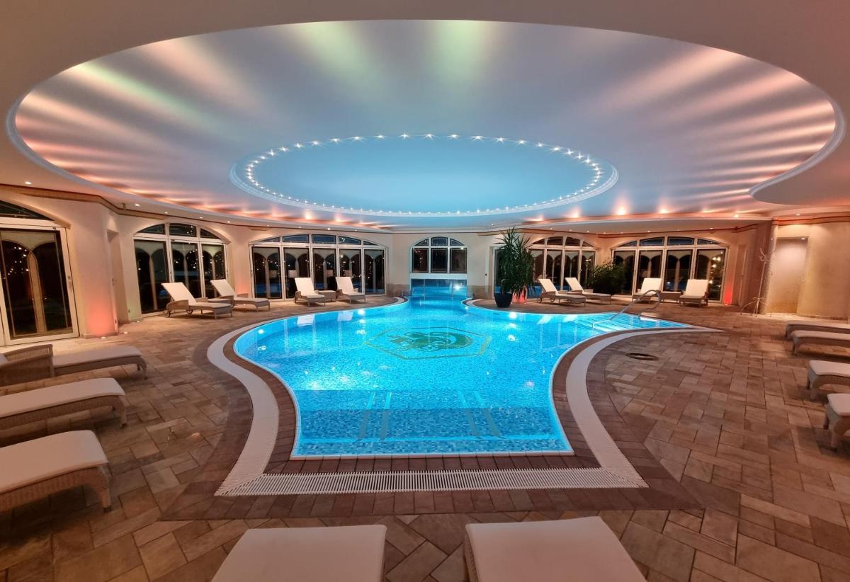 Der Swimmingpool an oder in der Nähe von Wellness & Genuss Resort - Engel Obertal