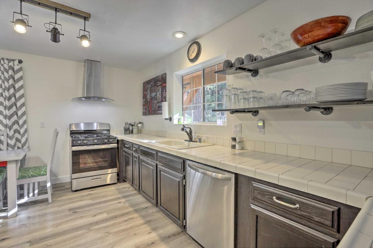 Cozy Cabin about 3 Mi to Lake Arrowhead Village! - Housity