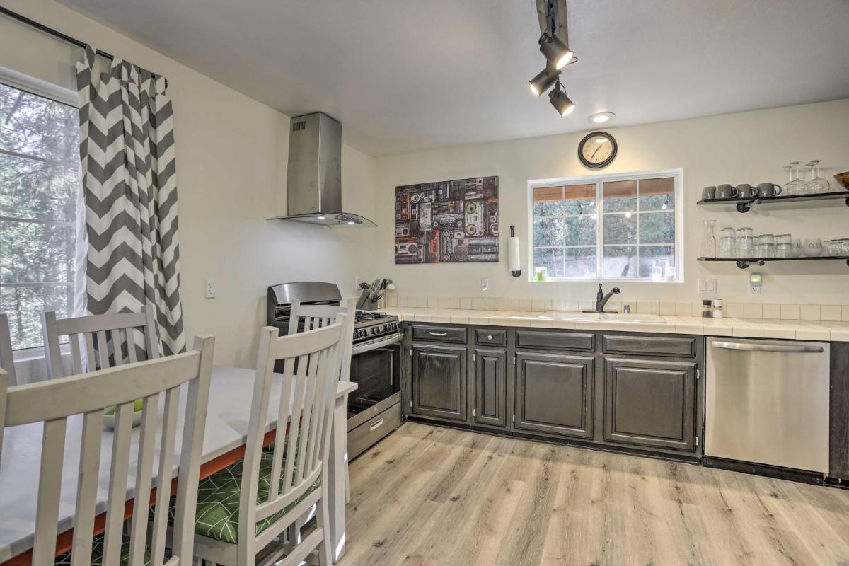 Cozy Cabin about 3 Mi to Lake Arrowhead Village! - Housity