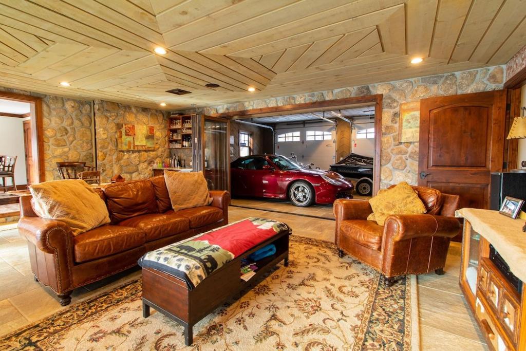 Exclusive High End Candlewood Lake retreat - Housity