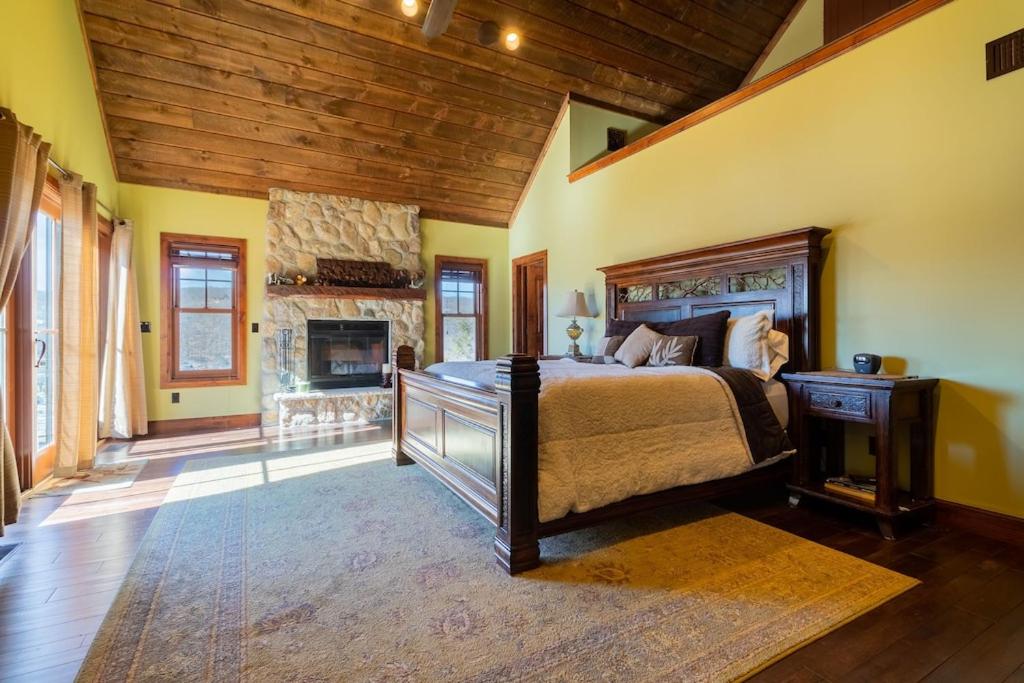 Exclusive High End Candlewood Lake retreat - Housity