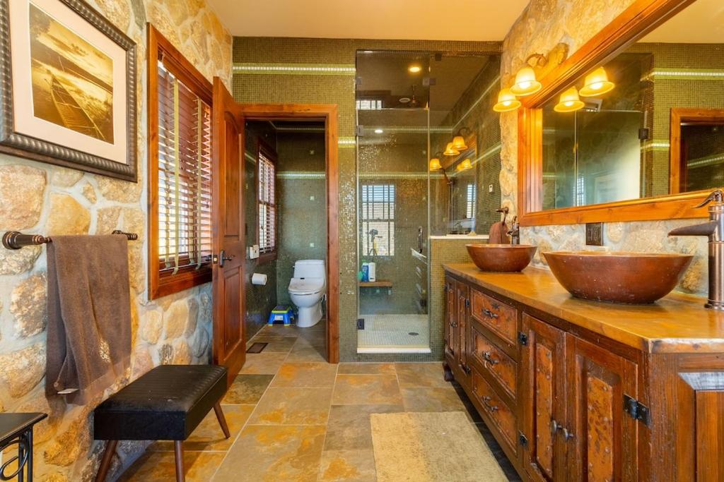 Exclusive High End Candlewood Lake retreat - Housity