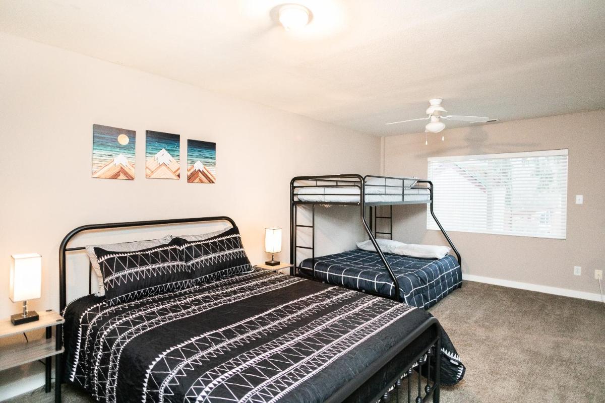 Cozy home for families with game room & playground - Housity