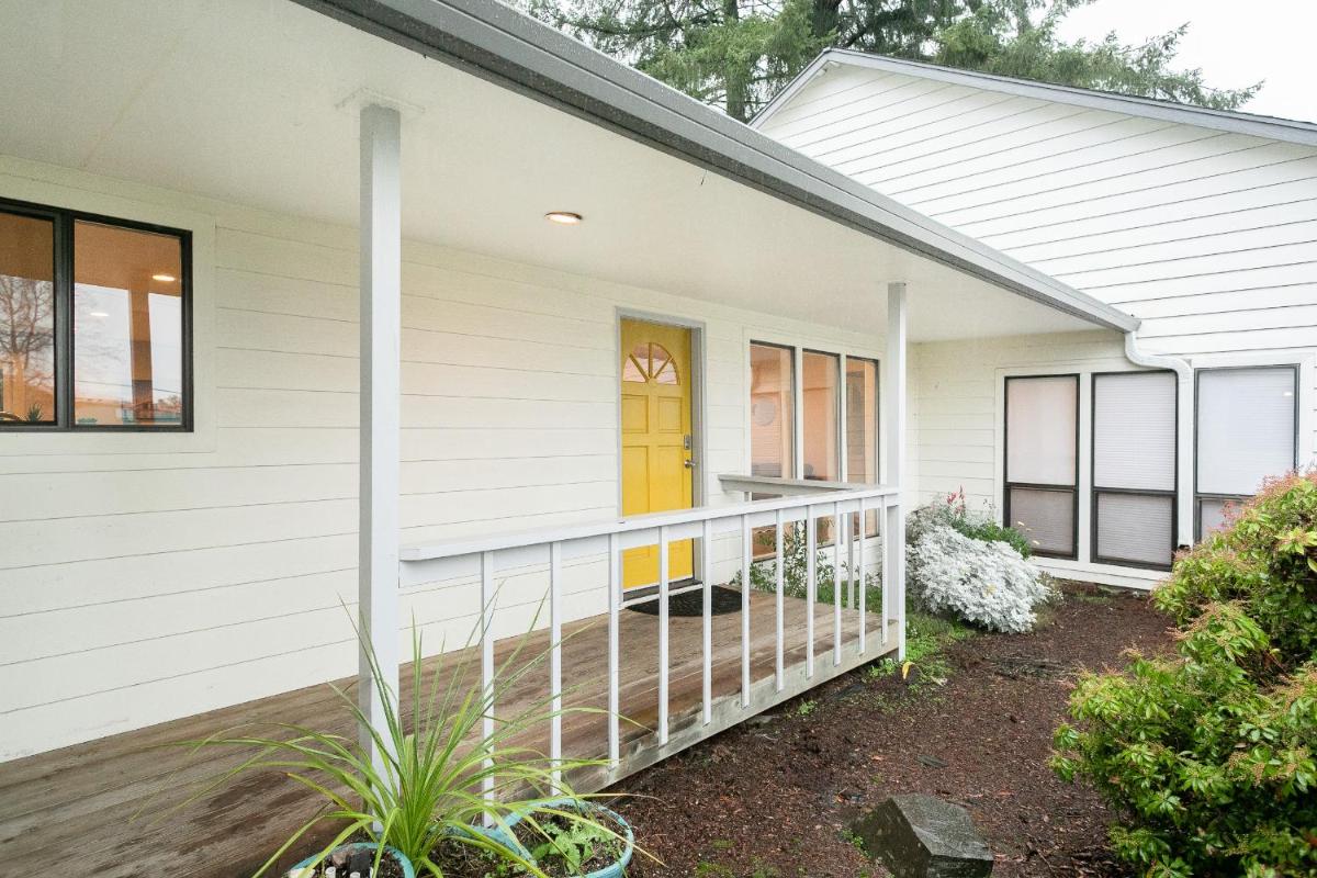 Cozy home for families with game room & playground - Housity