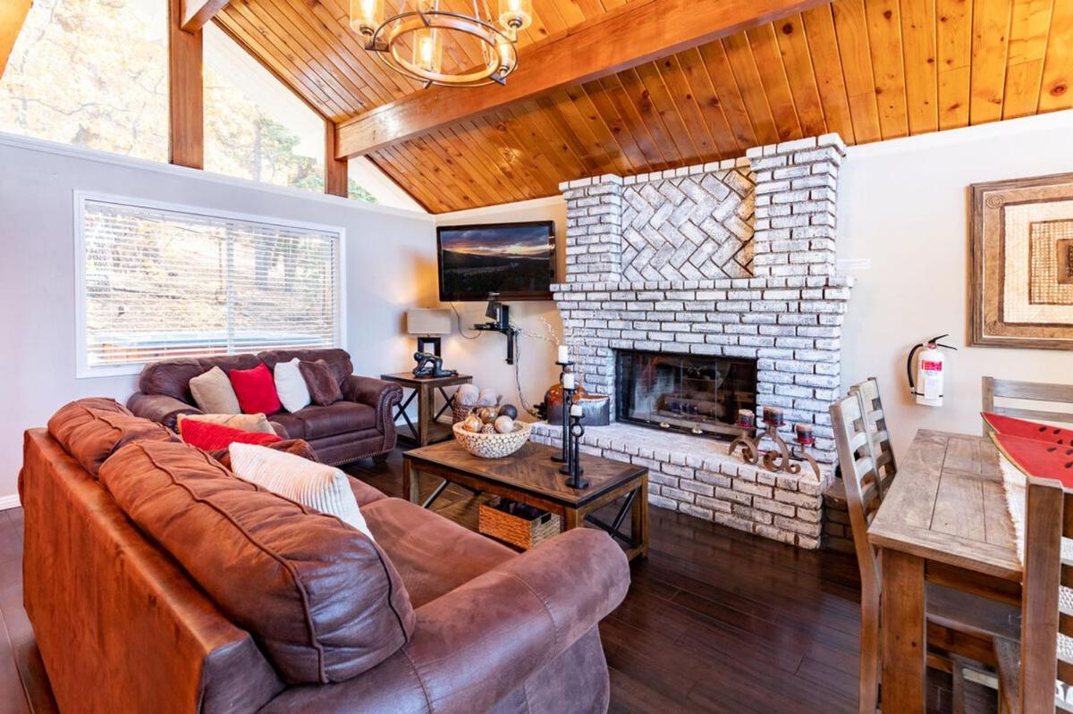 La Cabana at Big Bear 1895 by Big Bear Vacations - Housity