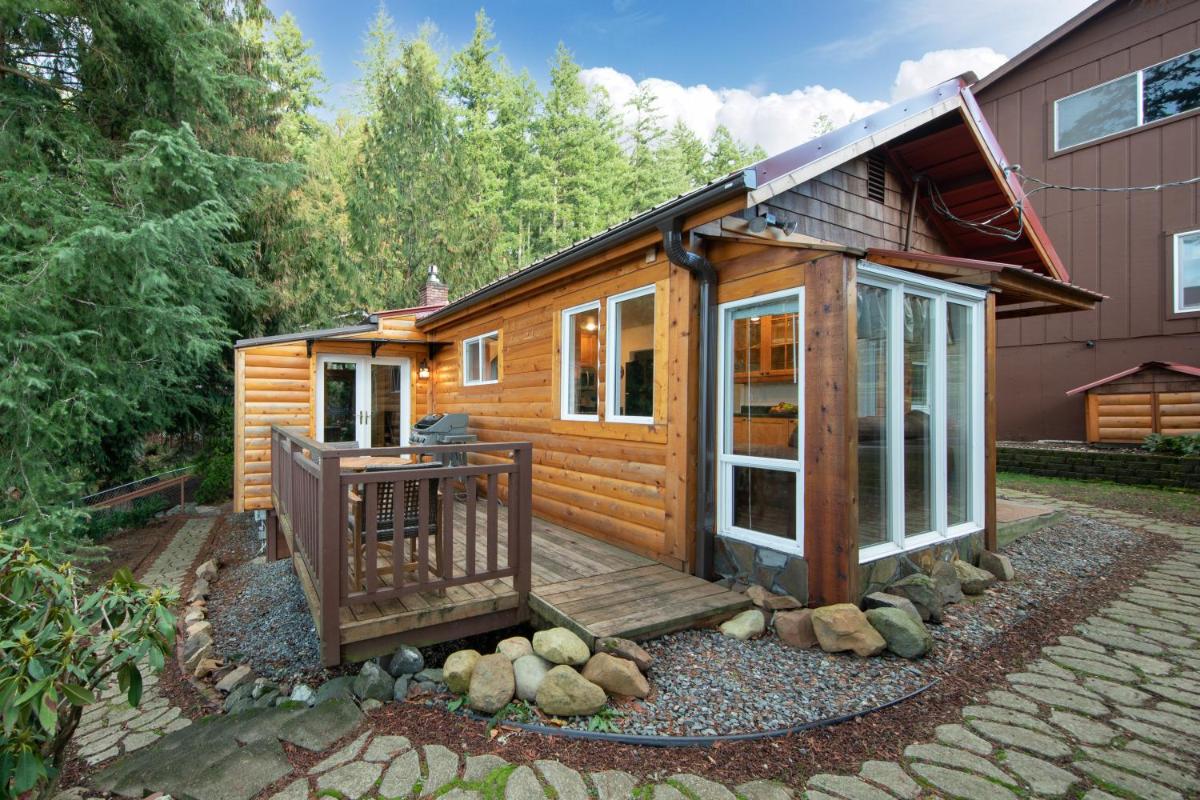Koi Story Cabin on the Lake - Waterfront, near Bike Trail - Housity