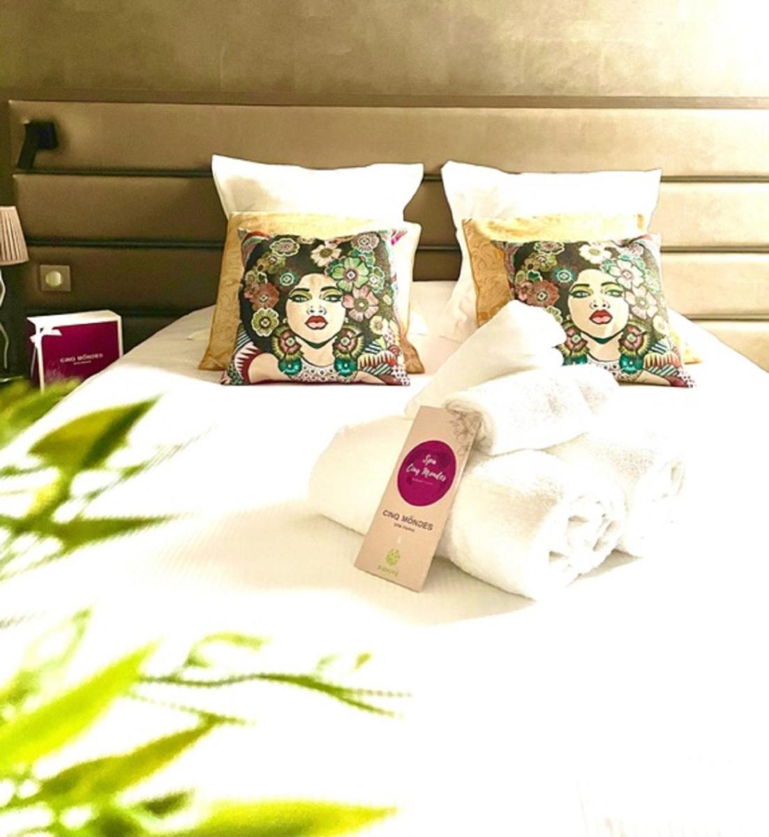 Un ou plusieurs lits dans un hébergement de l'établissement Kyriad Restaurant Centre SPA Vichy