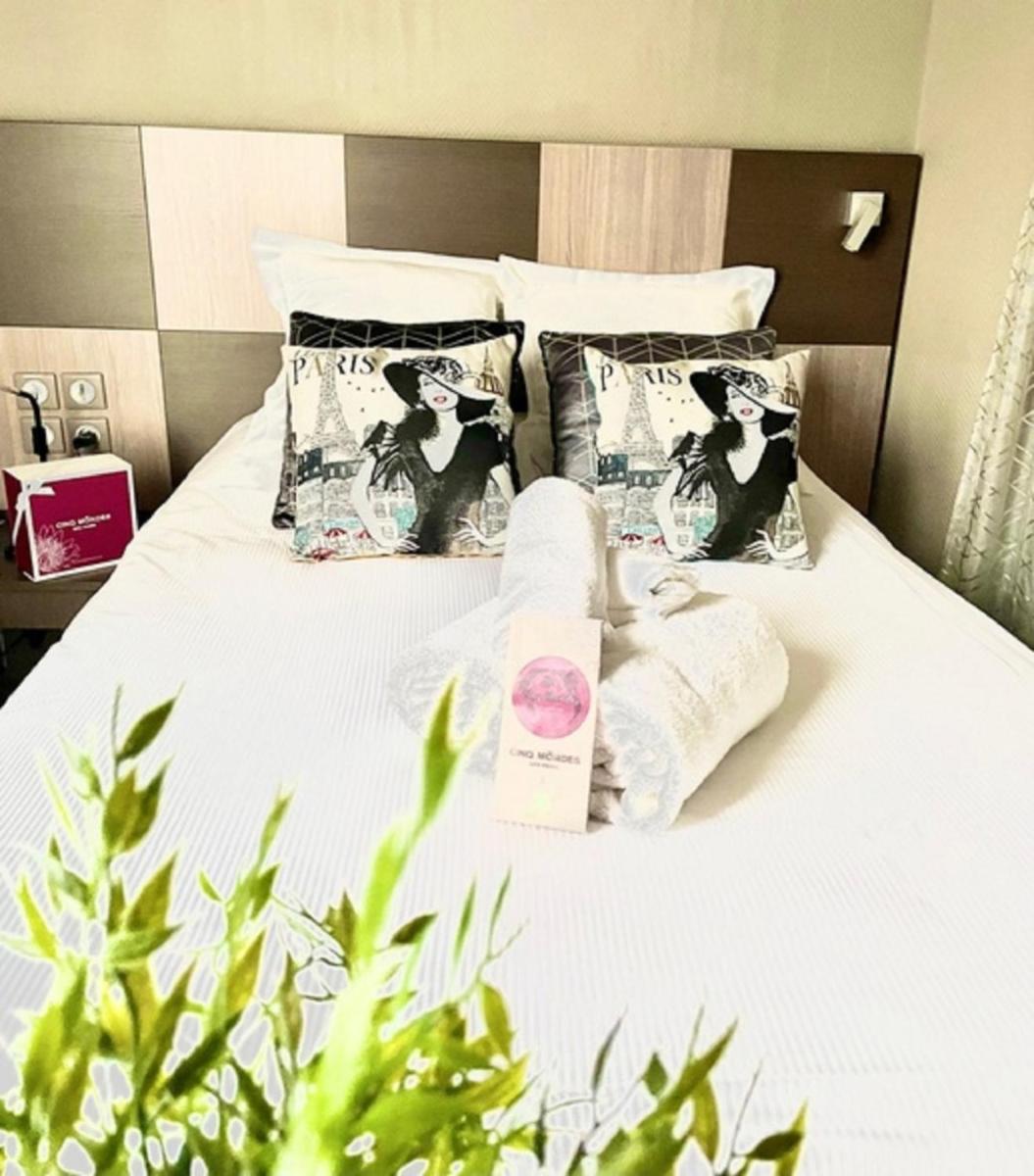 Un ou plusieurs lits dans un hébergement de l'établissement Kyriad Restaurant Centre SPA Vichy