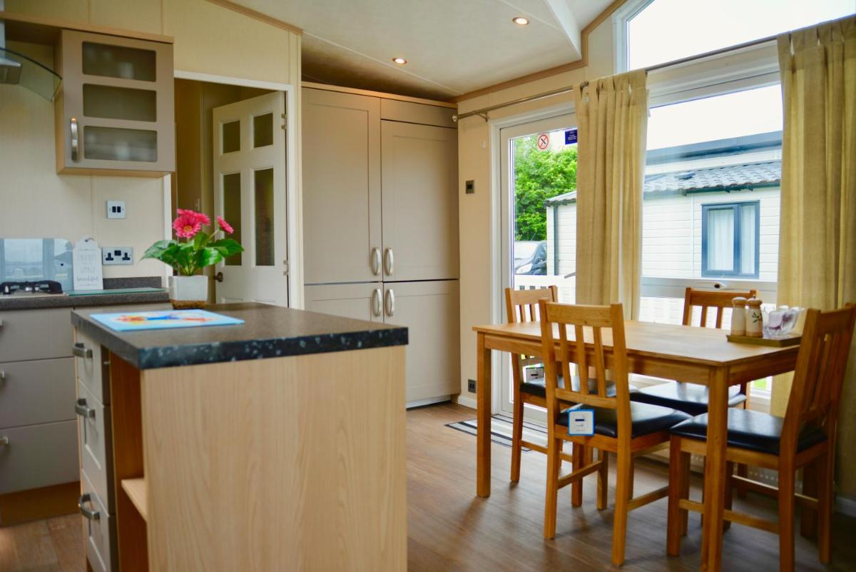 Deluxe Caravan Holidays at Craig Tara - Housity