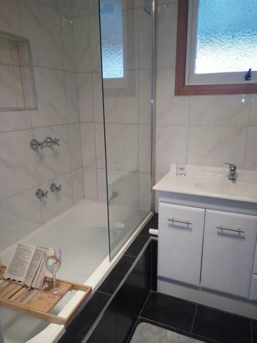 Comfy private child friendly house near the ferry - Housity