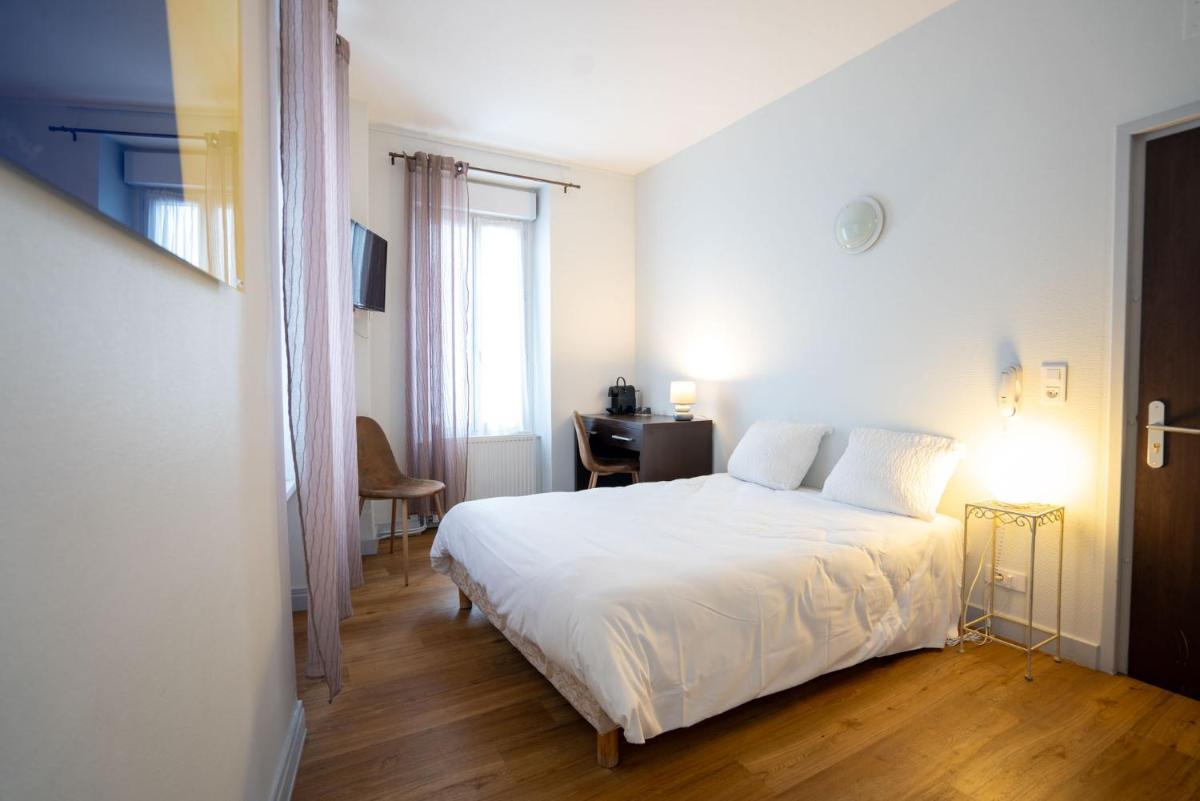 Un ou plusieurs lits dans un hébergement de l'établissement Logis Central Hôtel - Restaurant & Spa