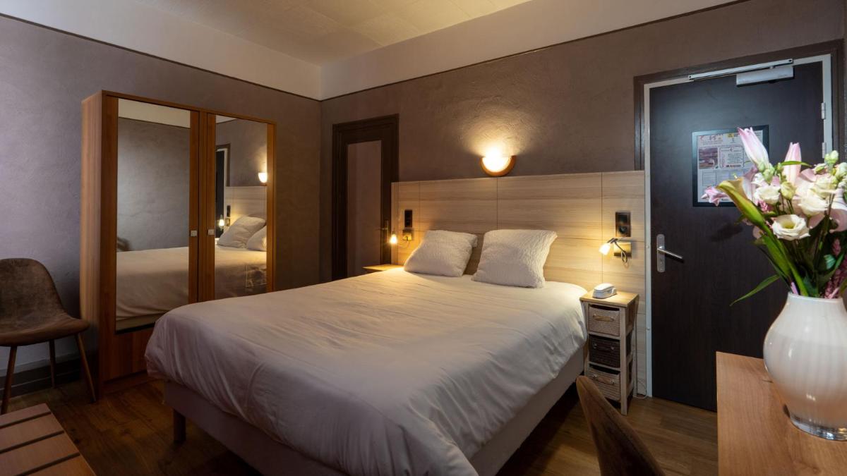 Un ou plusieurs lits dans un hébergement de l'établissement Logis Central Hôtel - Restaurant & Spa