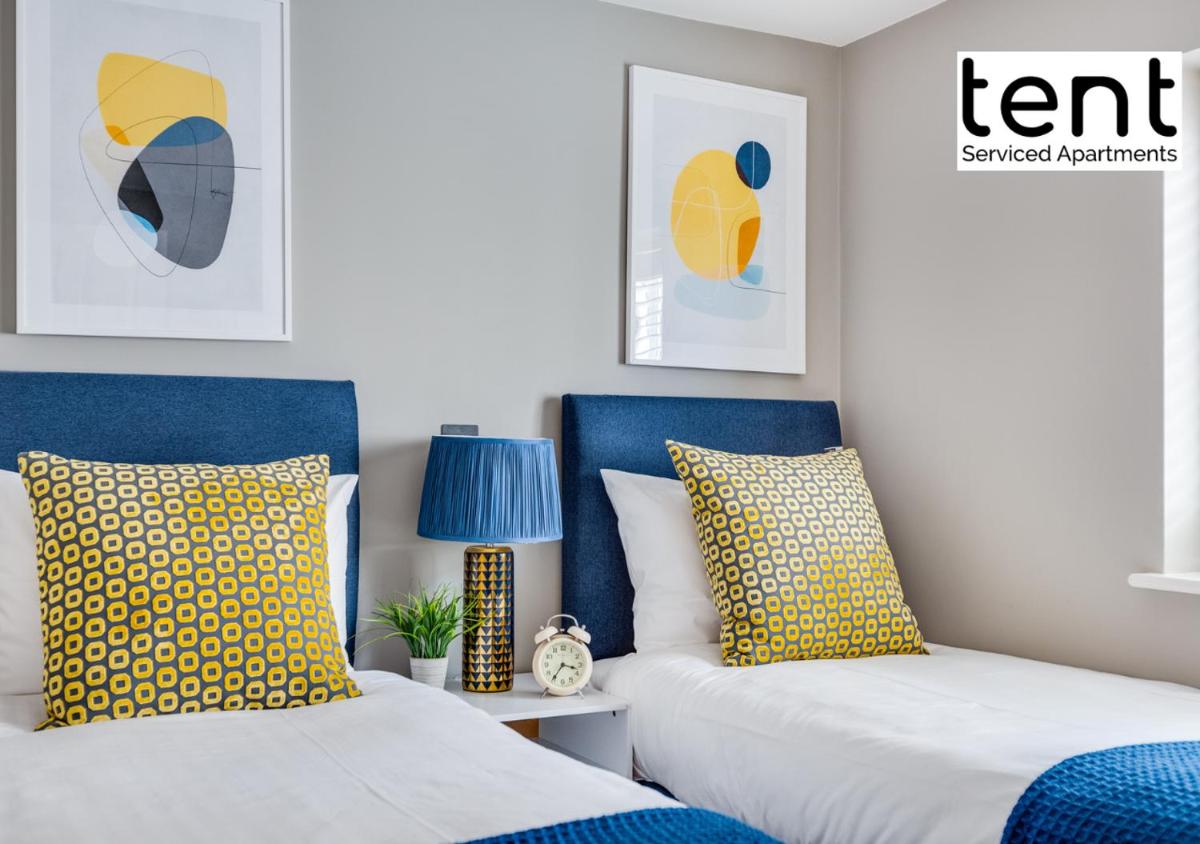 COZY 2 BED Apt Steps to town centre by Tent Serviced Apartments Egham with Free Parking and Wifi - Housity