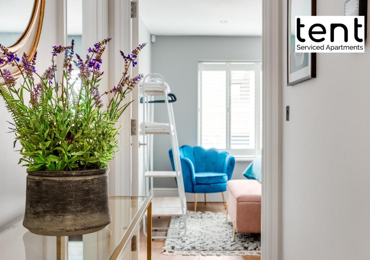 COZY 2 BED Apt Steps to town centre by Tent Serviced Apartments Egham with Free Parking and Wifi - Housity