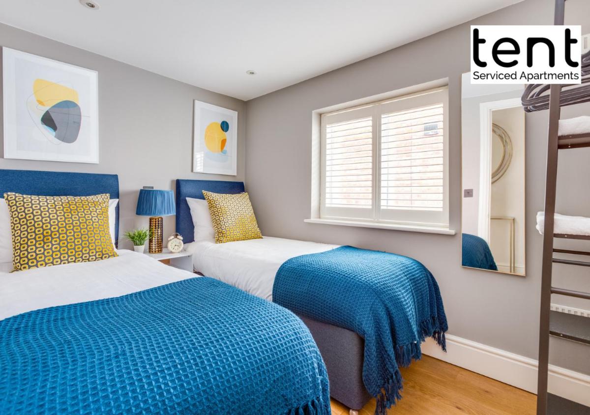 COZY 2 BED Apt Steps to town centre by Tent Serviced Apartments Egham with Free Parking and Wifi - Housity