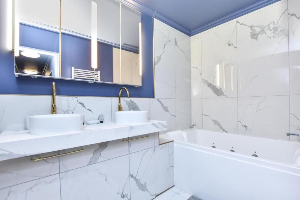 Suitetrails - luxury Paris La Vie En Rose jacuzzi terrasse Parking